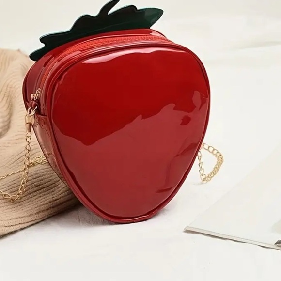 Strawberry-Shaped Red and Green Shoulder Small Bag - Picture 2 of 10
